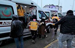 Aksaray’da minibüs ile otomobil çarpıştı: 4...