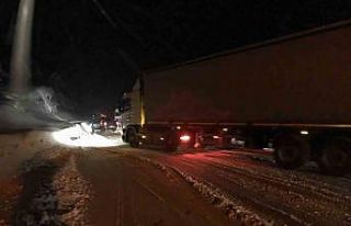 Akseki-Seydişehir karayolu yoğun kar sebebiyle tırların...
