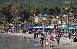 Akyaka’da yazdan kalma gün yaşandı, sahiller...