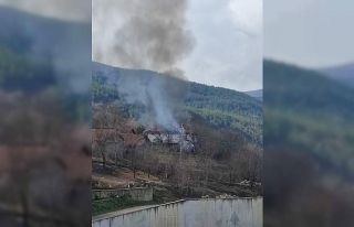 Alevlere teslim olan iki katlı ahşap ev kullanılamaz...