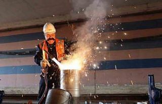 Alikahya tramvay hattında raylar döşeniyor