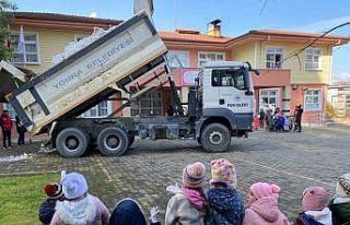 Anaokulu öğrencileri için kamyonla kar getirdiler