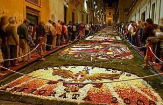 Antalya Çiçek Desenleri Günleri’nde gençler...