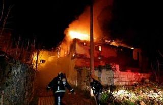 Antalya’da 150 yıllık tarihi ev alev alev yandı,...