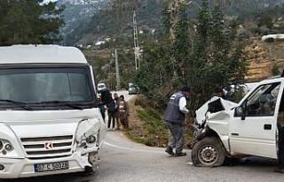 Antalya’da öğrenci servisi ile kamyonet çarpıştı:...