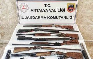 Antalya’da ruhsatsız silah operasyonu: 10 şüpheliye...