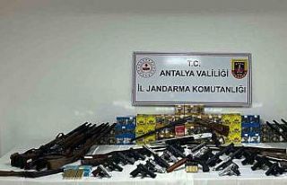Antalya’da ruhsatsız silah operasyonu, 22 şüpheli...