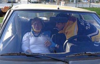 Antalya’da trafik kazası, araçta sıkışan yaralıyı...