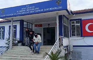 Araçlarıyla göçmen kaçıran şahıslar yakayı...