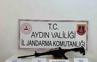 Arama yapılan evden ruhsatsız av tüfeği ve pala...