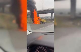 Arnavutköy’de hafriyat kamyonu alev alev yandı