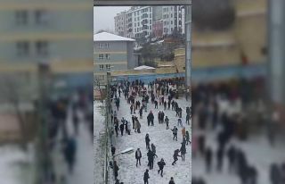 Arnavutköy’de okul bahçesinde çocukların kar...