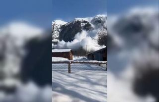 Artvin’de çığ düşme anı kameraya yansıdı