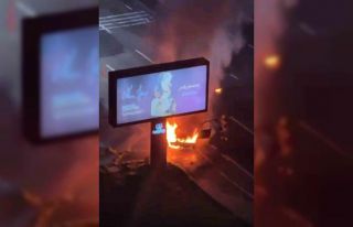 Ataşehir’de alev alan otomobil reklam tabelasına...