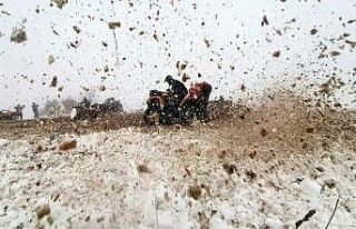 ATV tutkunlarının karda zorlu mücadelesi