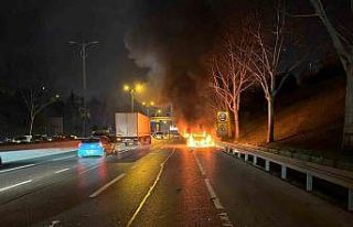Avrupa Otoyolu’nda araç alev topuna döndü, trafik...