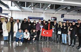 Avrupa üçüncüsü Rana Gözübüyük çiçeklerle...