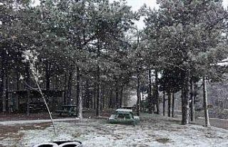 Aydos Ormanı’na lapa lapa yağan kar masalsı görüntüler...