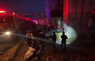 Babasının evini yakıp, elinde av tüfeğiyle itfaiyecilerin...