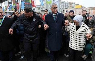 Bakan Memişoğlu, vatandaşlara balık ekmek dağıttı