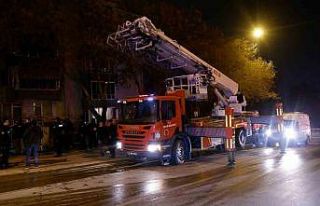 Balkonda çıkan yangın bina sekinlerini sokağa...