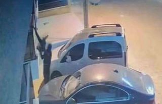 Balkondan kıyafet çalan hırsız kamerada