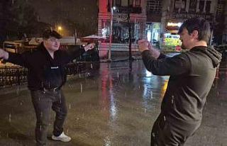 Bartın’da gençler kar yağışını çiftetelli...