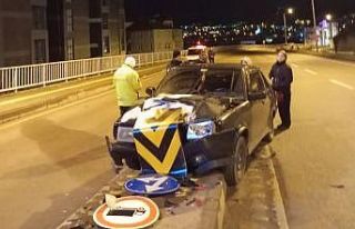 Bartın’da kontrolden çıkan otomobil refüje çıktı