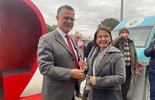 Başkan Öküzcüoğlu’ndan ilk karanfil eşine