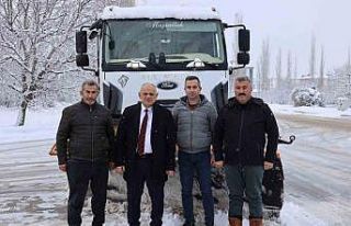 Başkan Öztürk, kar küreme aracıyla yolları temizledi