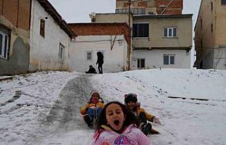 Bayburt’ta yoğun kar nedeniyle okullar tatil edildi