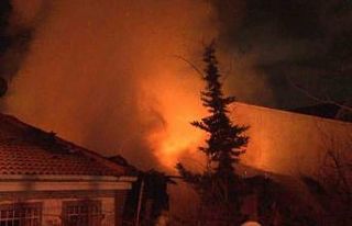 Beşiktaş’ta 3 katlı 2 ahşap bina alev alev yandı