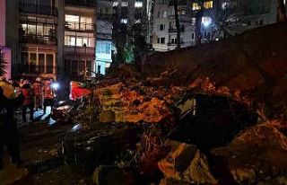 Beşiktaş’ta istinat duvarı 8 aracın üstüne...