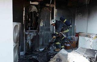 Beyaz eşya mağazasında çıkan yangında ürünler...