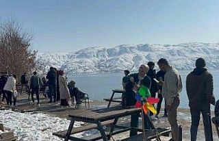 Beyaz örtüyle kaplanan Hazar Gölüne ziyaretçi...