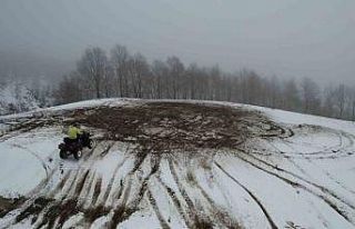 Beyaz örtüyle kaplı ormanlık alandaki Off-Road...