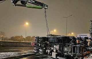 Beylikdüzü’nde kar küreme aracı devrildi: 1...