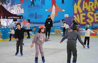 Beyoğlu’nda öğrenciler yarıyıl tatilinin tadını...