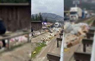 Bilecik’te tır devrildi, kuruyemiş ve baklagiller...