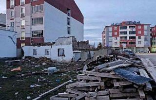 Binanın çöken çatısıyla birlikte düşen şahıs...