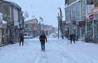 Bingöl’de kar esareti: Araçlar kar yığını...