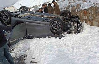 Bitlis’te otomobil takla attı: 2 yaralı