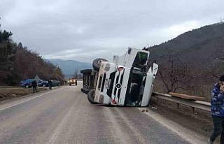 Bolu’da kömür yüklü tır devrildi