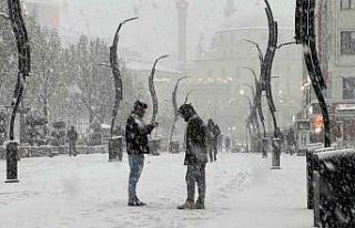 Bolu’da lapa lapa kar yağışı etkili oluyor