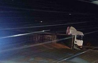 Buğday yüklü tır devrildi, Sivas-Kayseri karayolu...