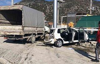 Burdur’da kamyonet ile otomobil çarpıştı: 4...