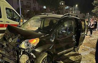 Bursa’da hafif ticari araç otomobille çarpıştı:...