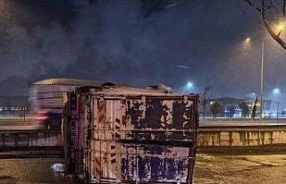 Bursa’da içecek yüklü kamyon devrildi