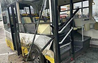 Bursa’da okul servisi otobüsle çarpıştı: 9...