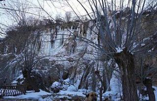 Buz tutan Girlevik Şelalesi’nde 2 metrelik buz...